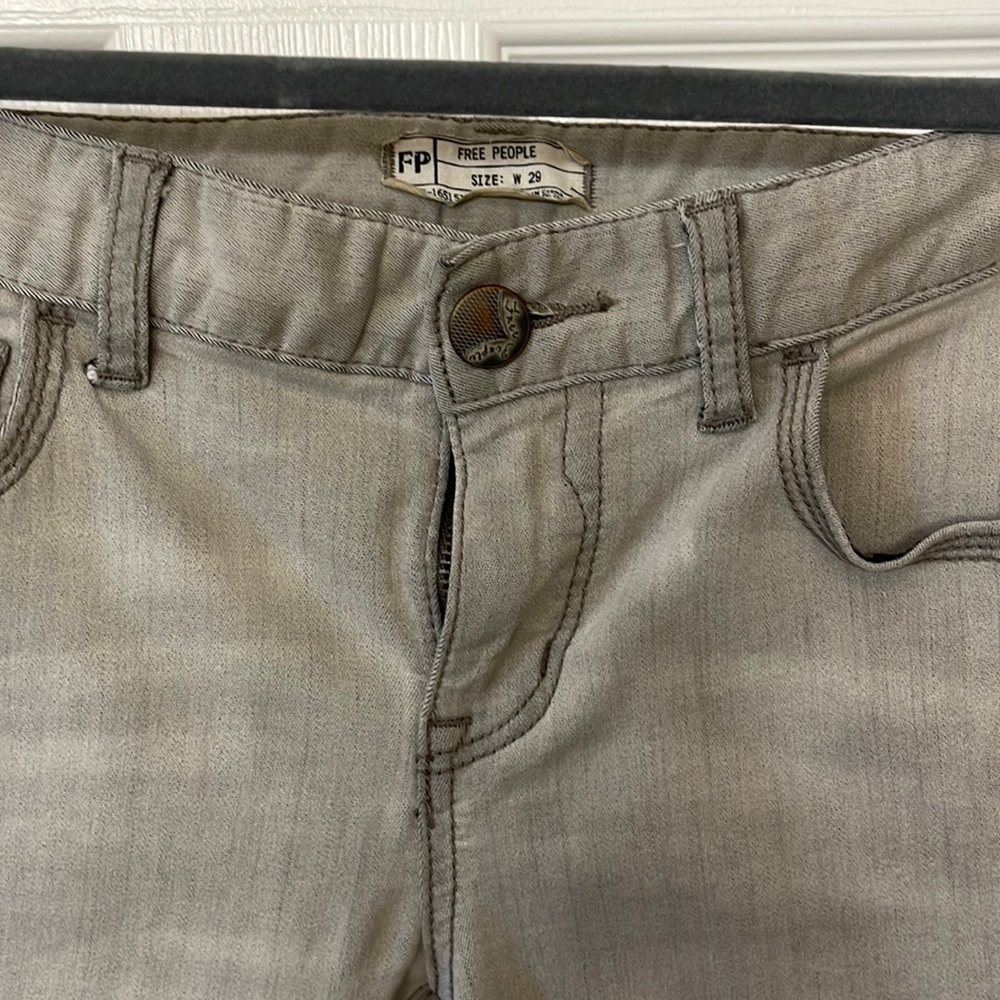 FREE PEOPLE Skinny light gray jeans.